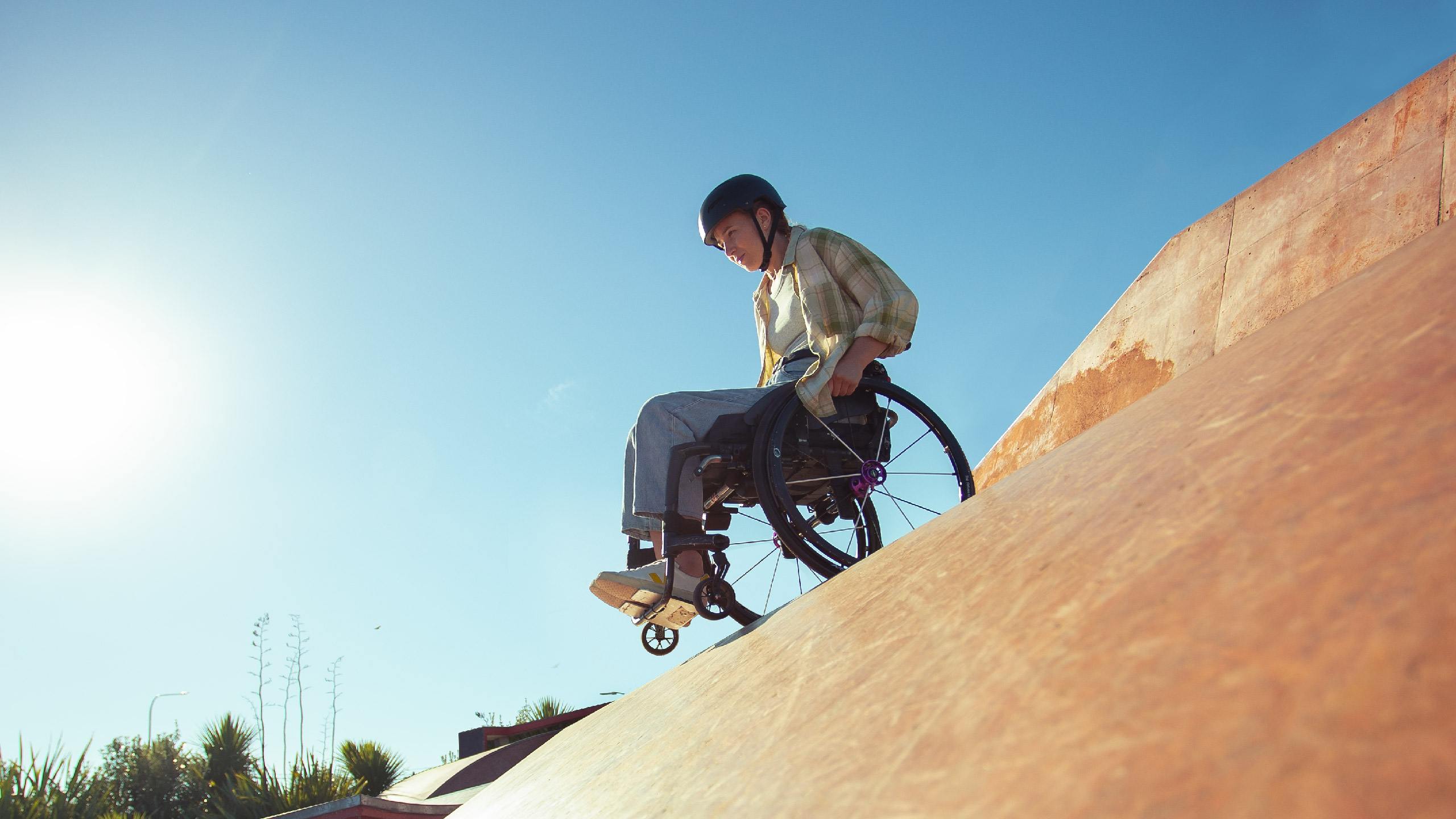 Pieta Bouma in a wheelchair going down a ramp